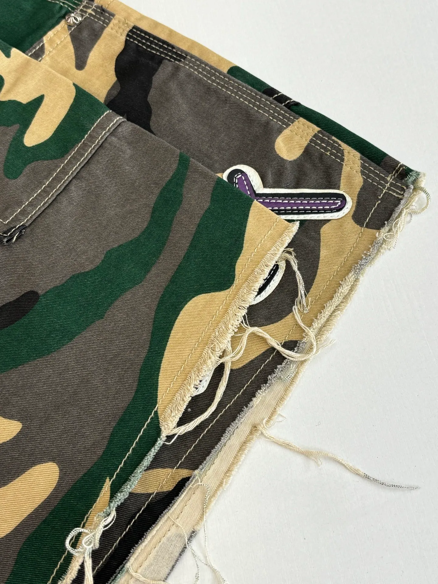 P500 Chrome Heart*/Chrome Heart CH leather camouflage shorts were purchased and developed from a Los Angeles agent for US$2,980. This style is made of custom-made military canvas fabric, restored 1:1 according to the original model, and printed with camouflage patterns. The customization period for the hem sex pattern stamp is 20 days, the minimum order is 1800 pieces, and the color plate is matched. The hardware buckles are all made of electroplated 925 silver material, the weight is perfectly restored, and they are aged and oxidized to black.  Size：S/M/L/XL